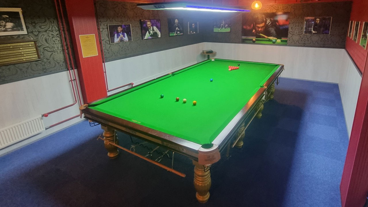 Tule nauttimaan: snooker-huone